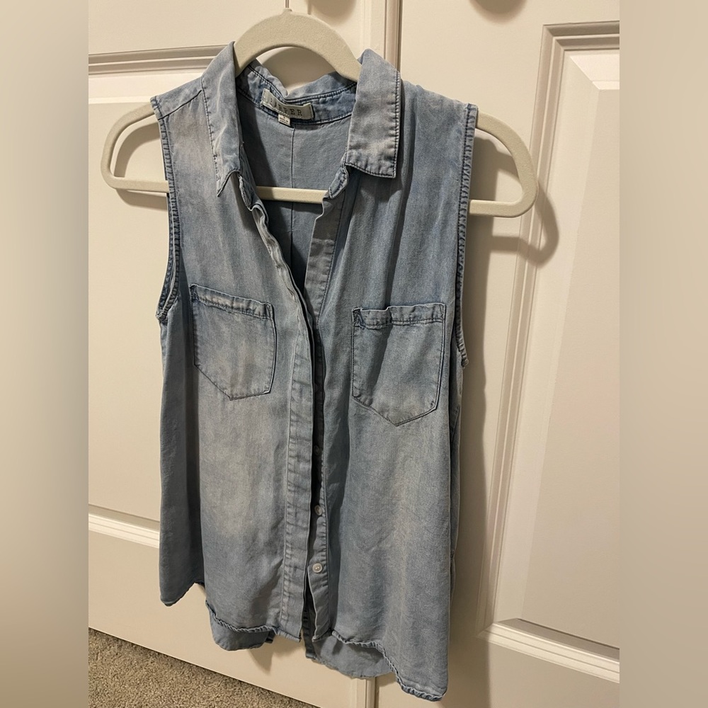 Harper denim sleeveless shirt. In excellent condition. Size: Small.